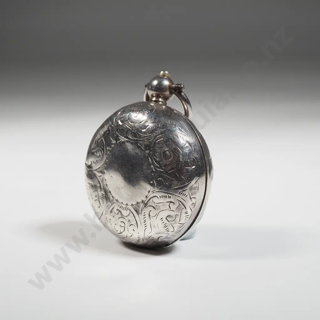 Sterling Silver Sovereign Case with Scroll Decoration & Empty Circular Cartouche. Image 1++