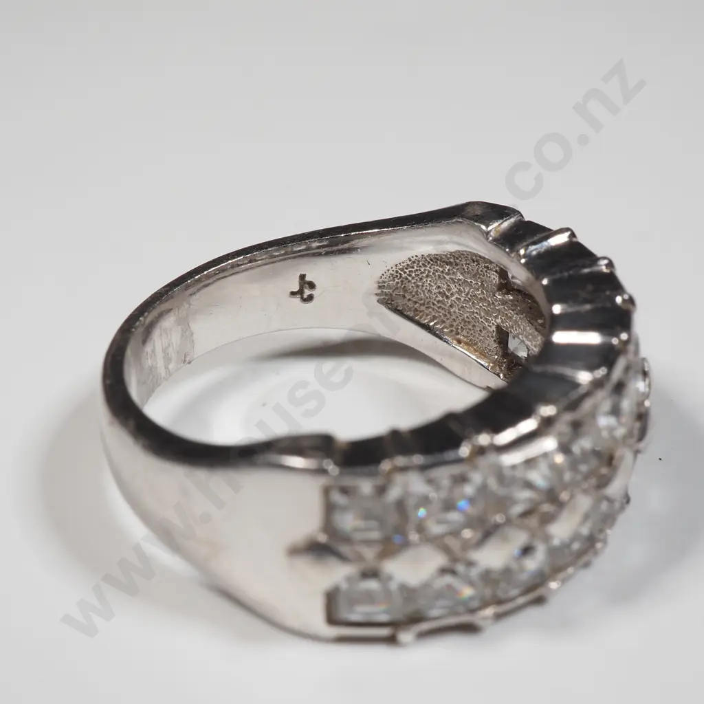 9ct White Gold Ring w Clear Gems Image 1++