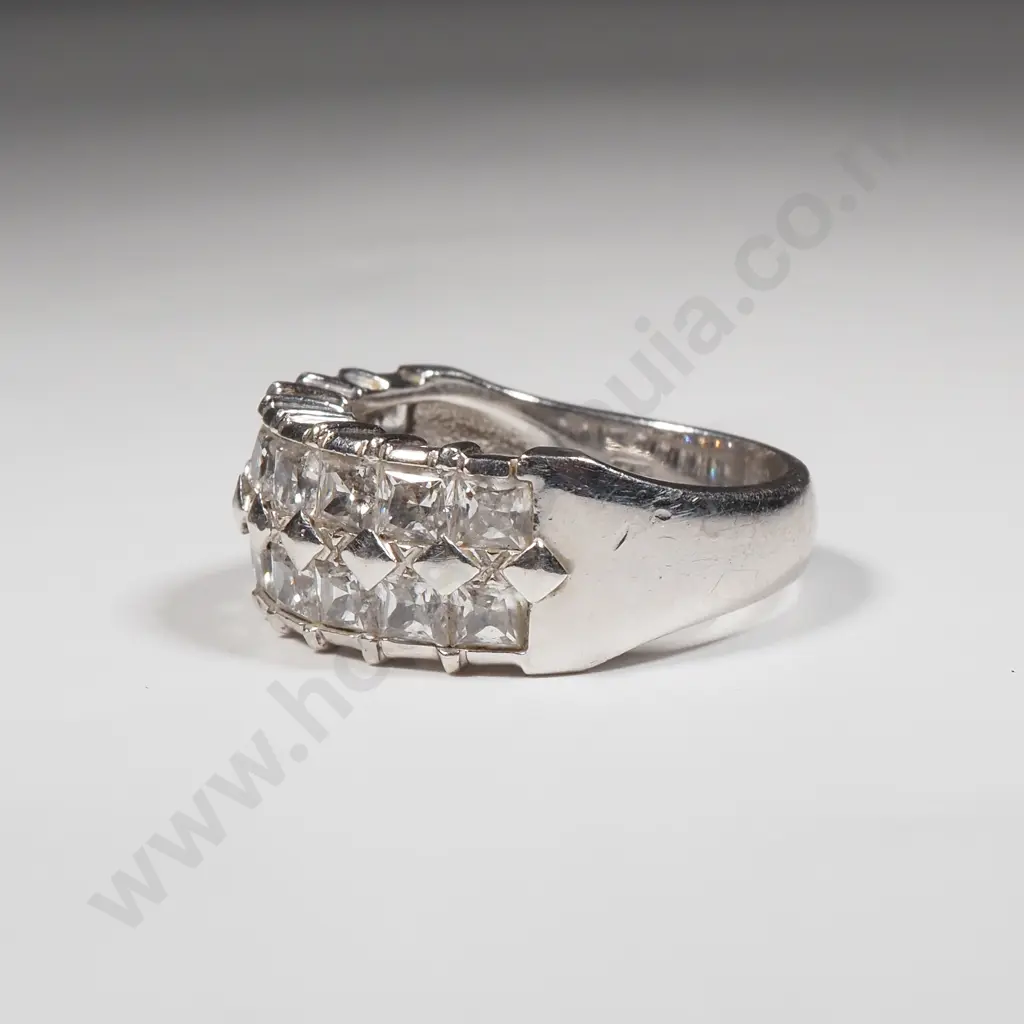 9ct White Gold Ring w Clear Gems Image 1++