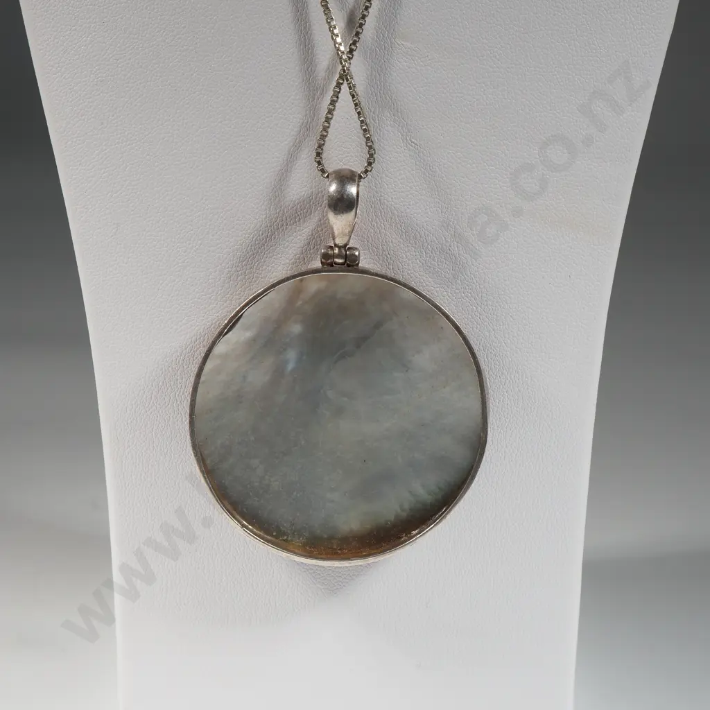 Sterling Silver & Large Mother Of Pearl Circular Pendant w Box Link Chain Image 1++