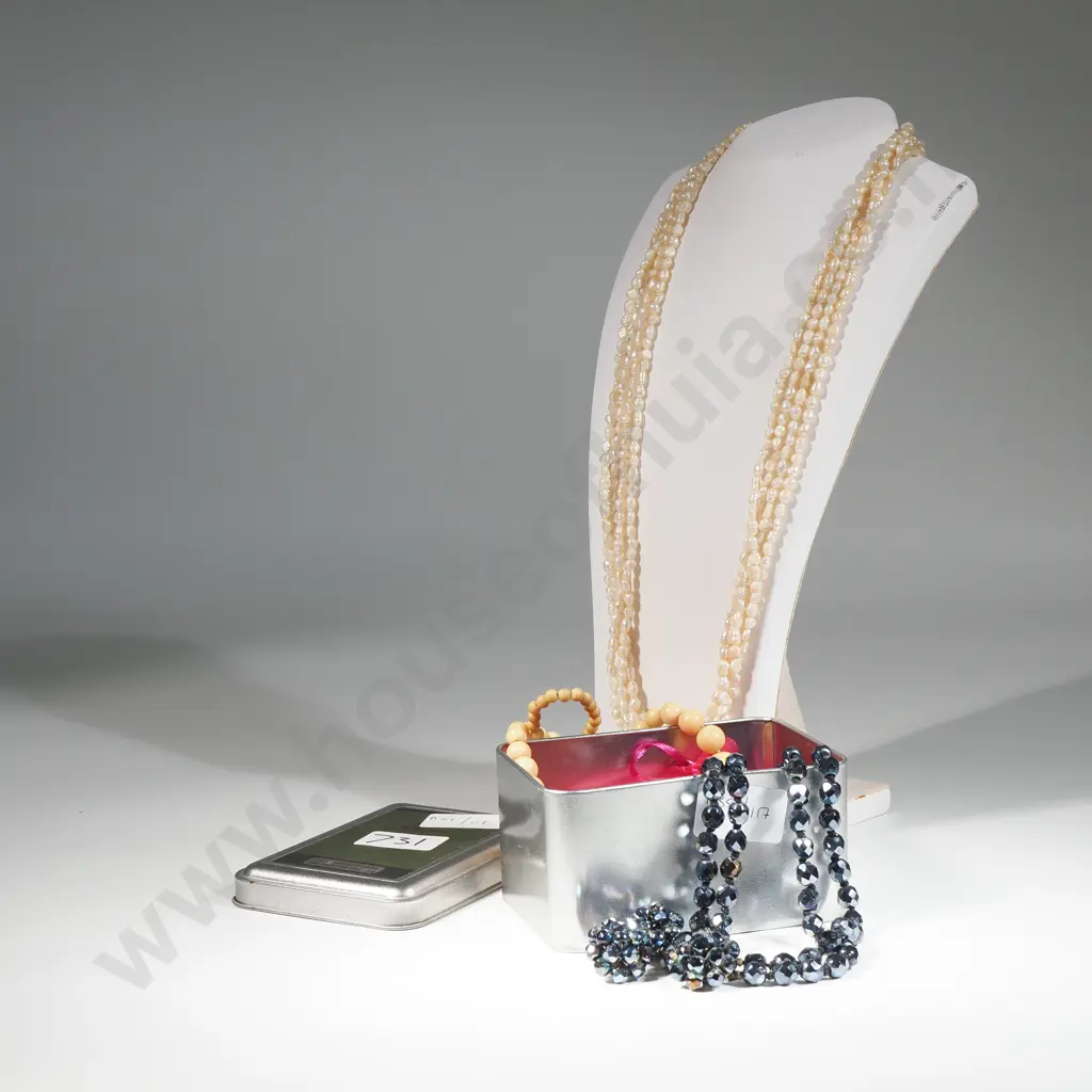 Tin Of Bead  Necklaces Including An Large Graduated Ivory Beads Image 1++