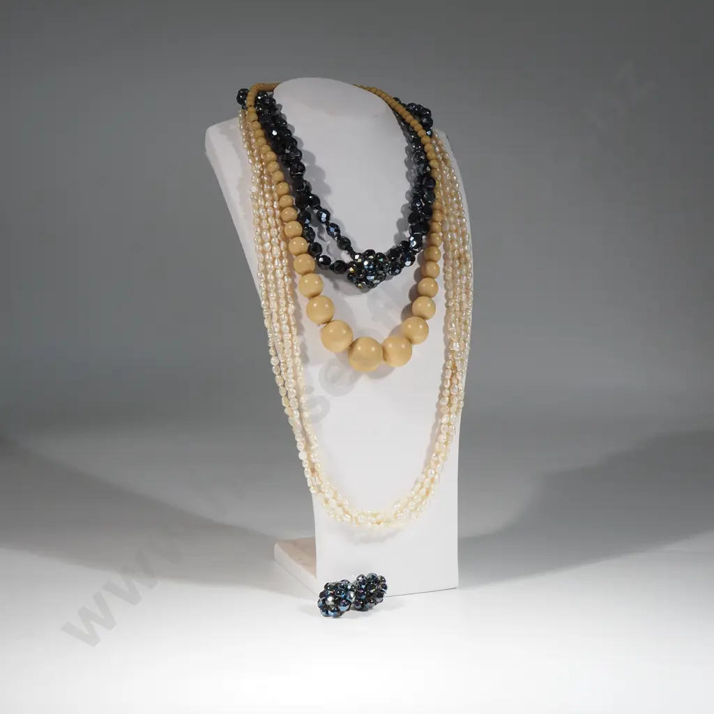 Tin Of Bead  Necklaces Including An Large Graduated Ivory Beads Image 1++