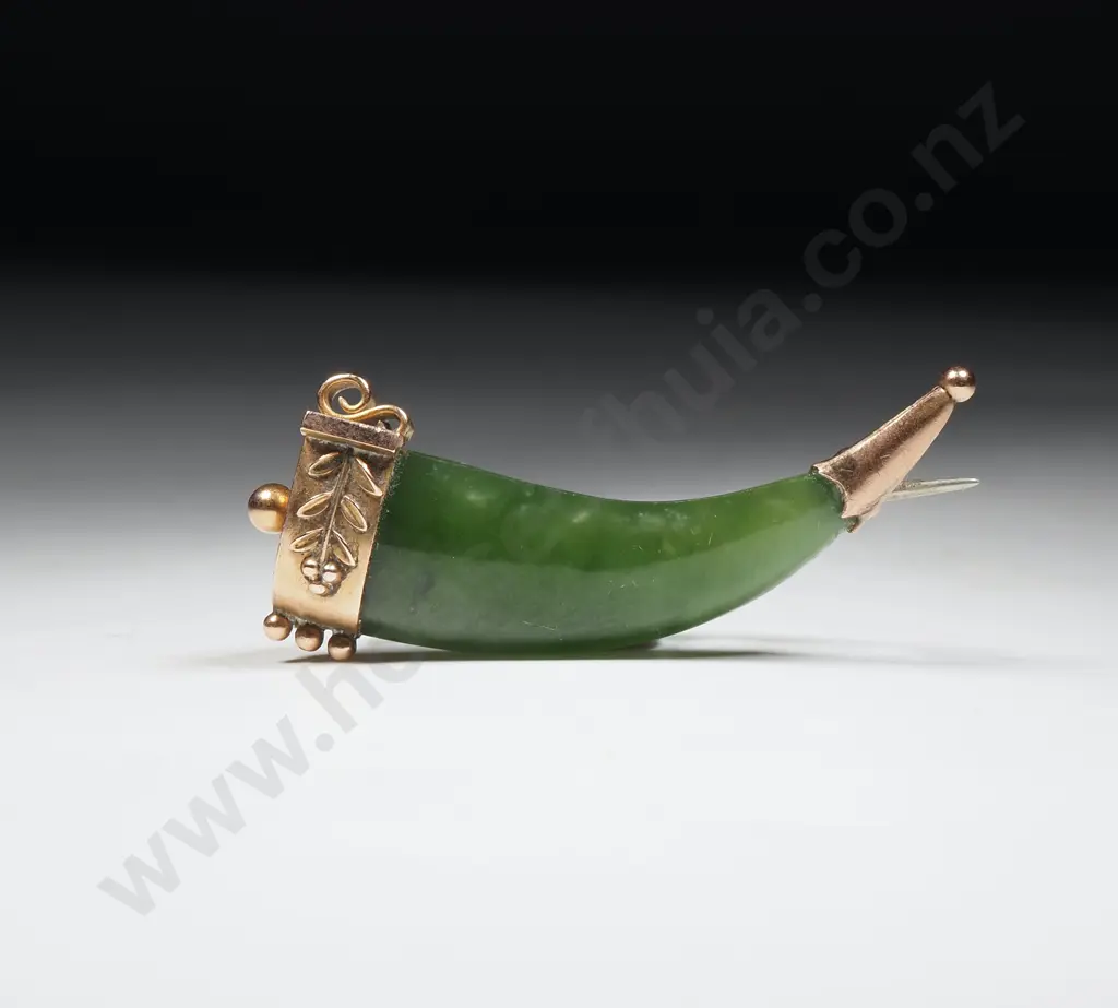 Harrop & Neil 9ct Gold & Greenstone Pounamu "Lucky Horn of Plenty" Brooch in Period Jewellers Box Image 1++