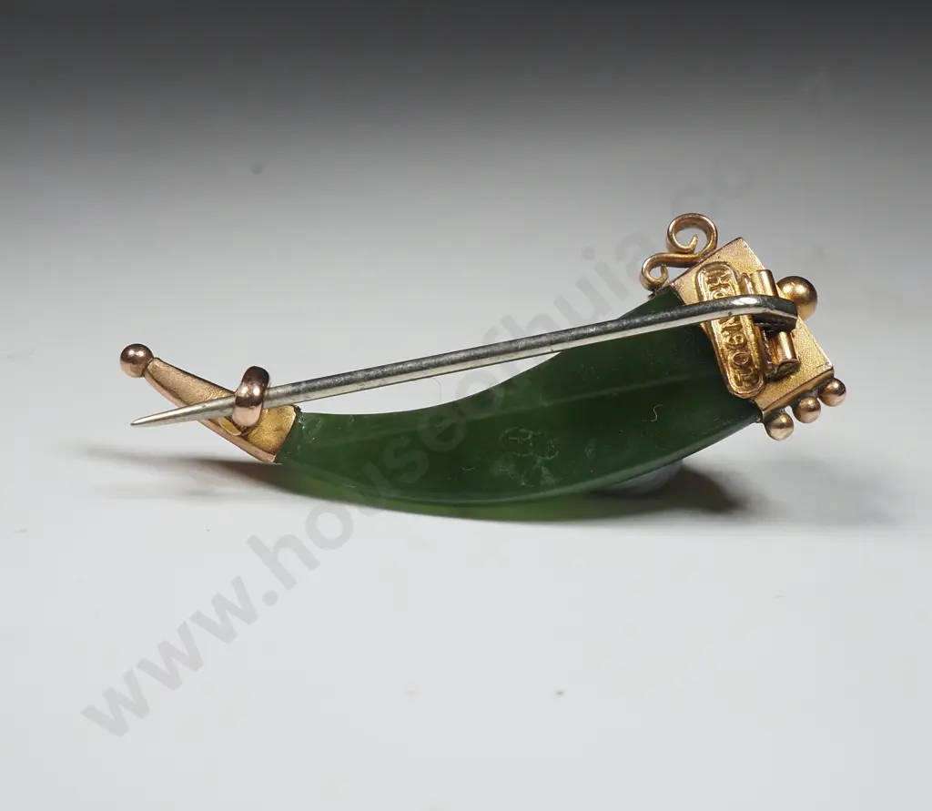 Harrop & Neil 9ct Gold & Greenstone Pounamu "Lucky Horn of Plenty" Brooch in Period Jewellers Box Image 1++