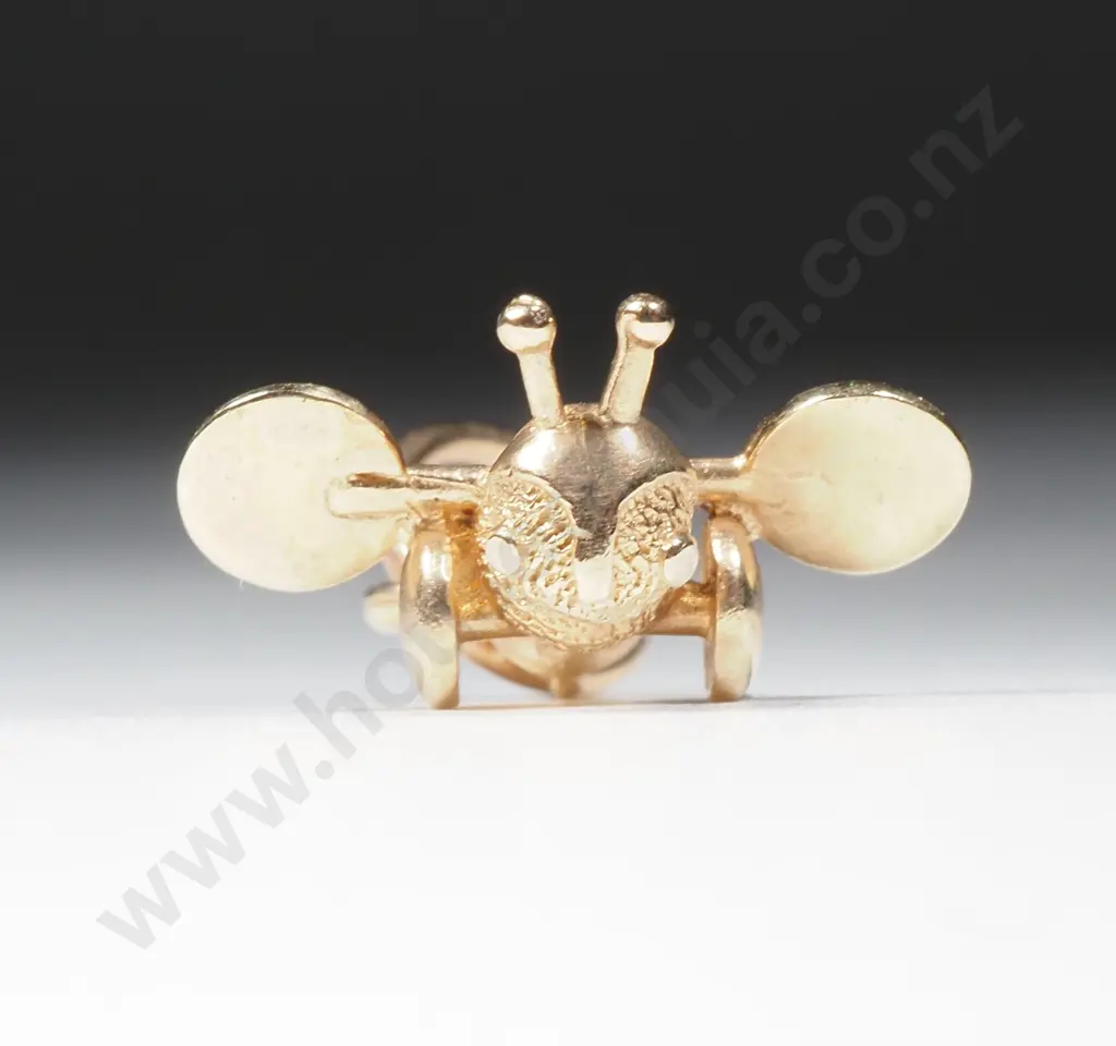 9ct Gold Buzzy Bee Pendant Image 1++