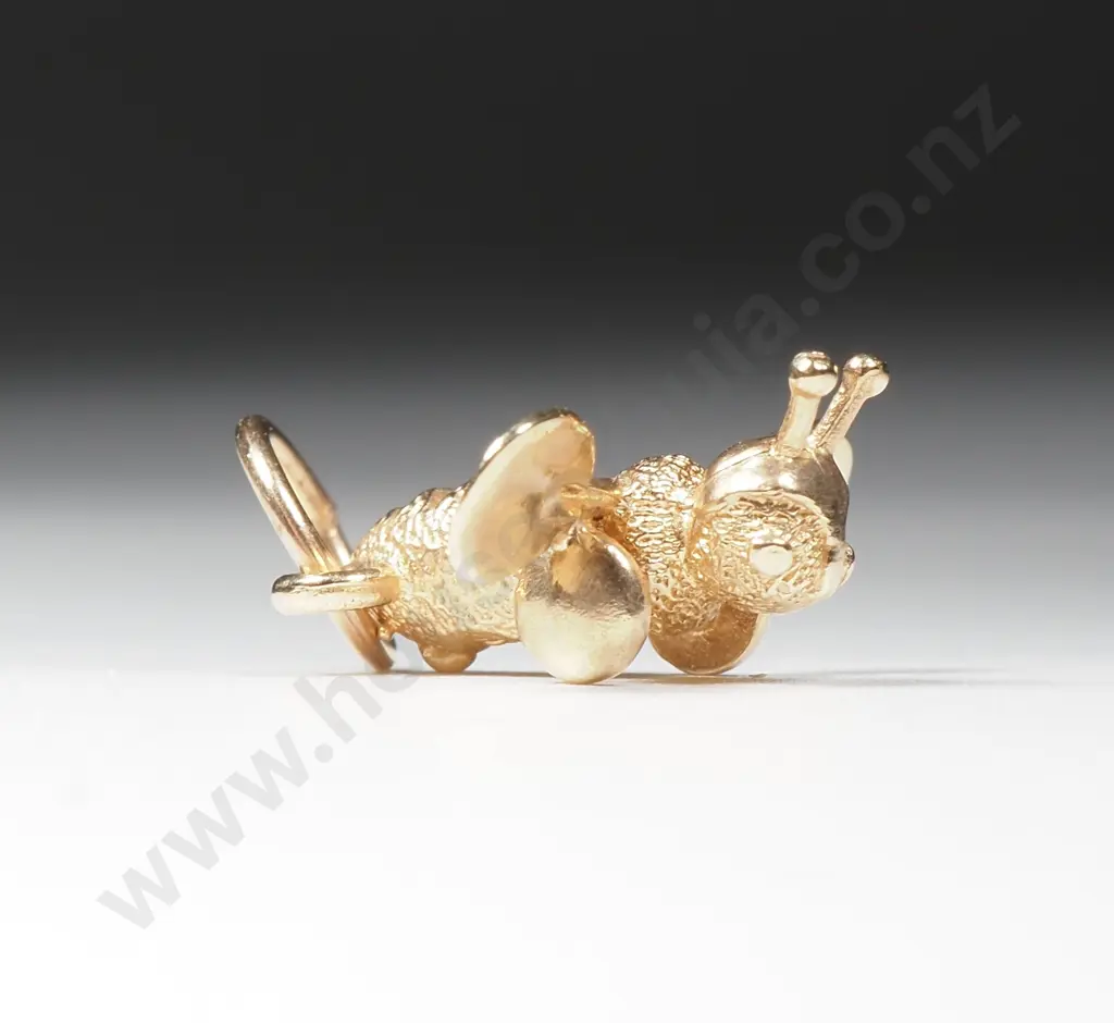 9ct Gold Buzzy Bee Pendant Image 1++