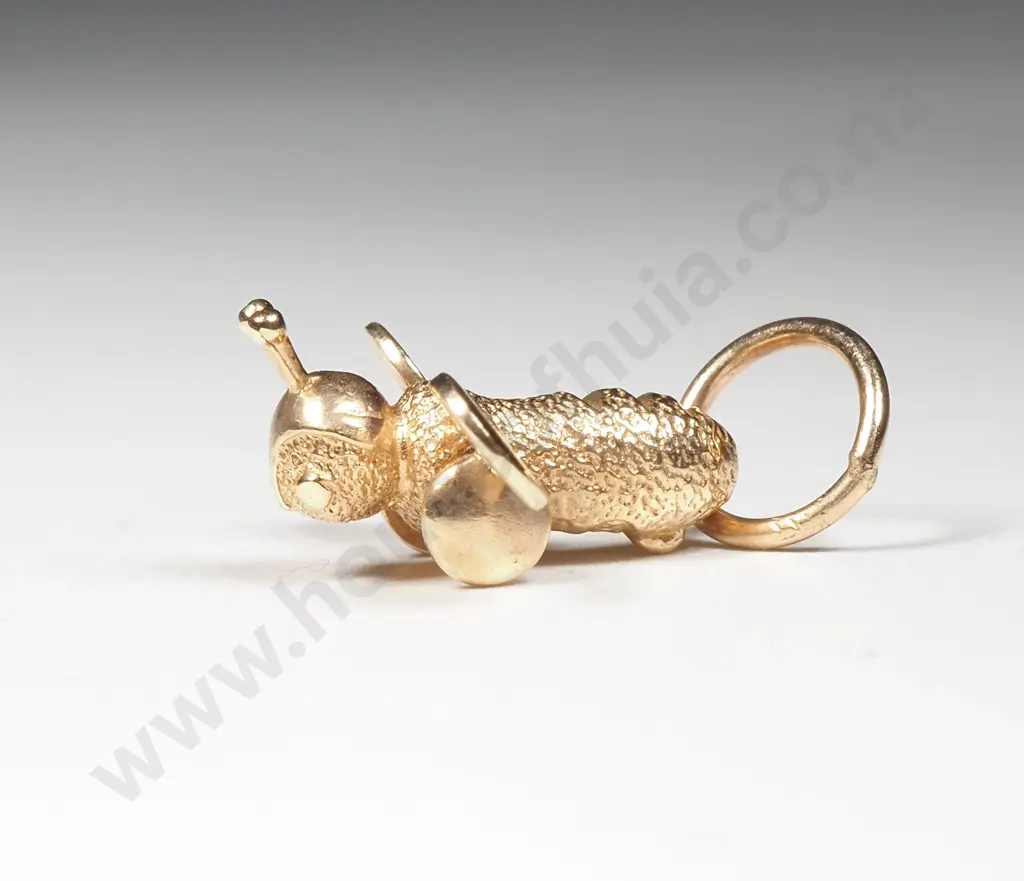 9ct Gold Buzzy Bee Pendant Image 1++