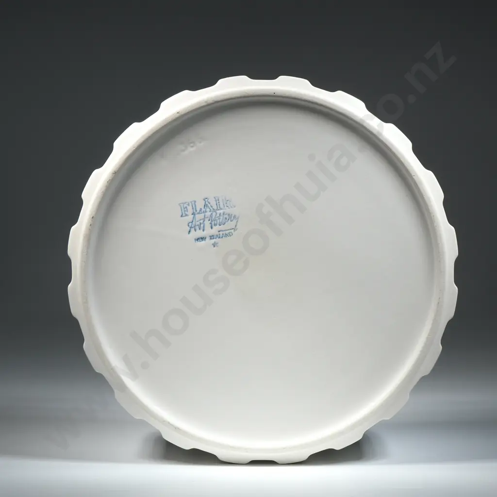 Cream Crown Lynn Flair Art Pottery Cog Trough Dish No 366. Image 1++