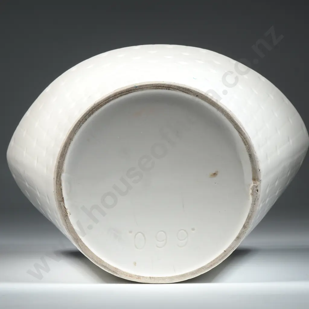 Cream Crown Lynn Pottery Vase - No660. Image 1++