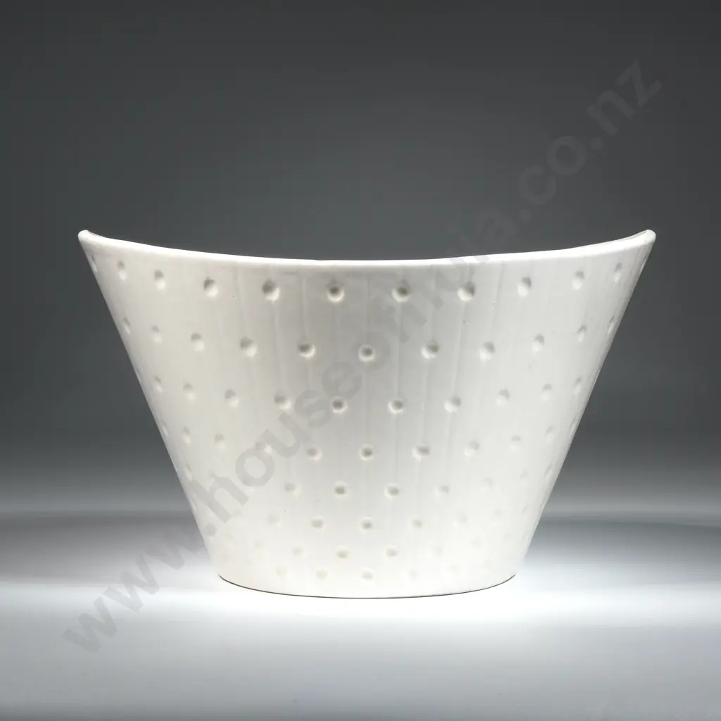 Cream Crown Lynn Pottery Vase - No660. Image 1++