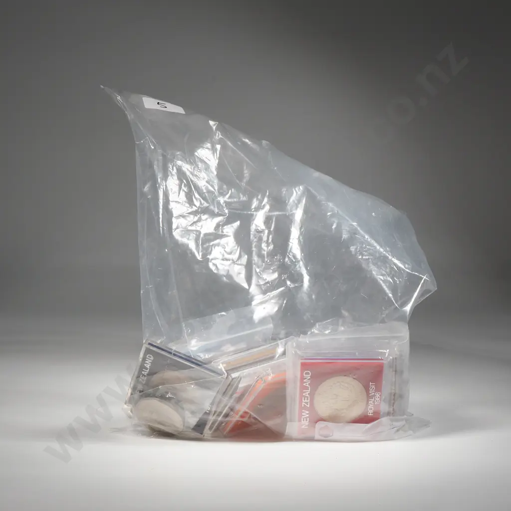 Assorted Lot of 22 New Zealand UNC One Dollar Coins   Image 1++