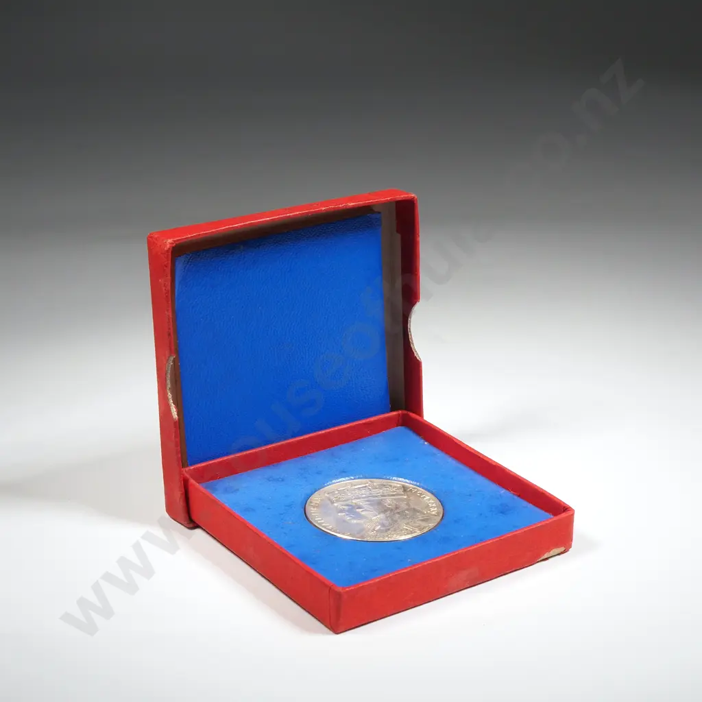 Cased 1935 Coronation Silver Medallion Image 1++