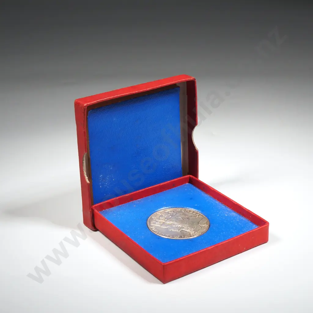 Cased 1935 Coronation Silver Medallion Image 1++