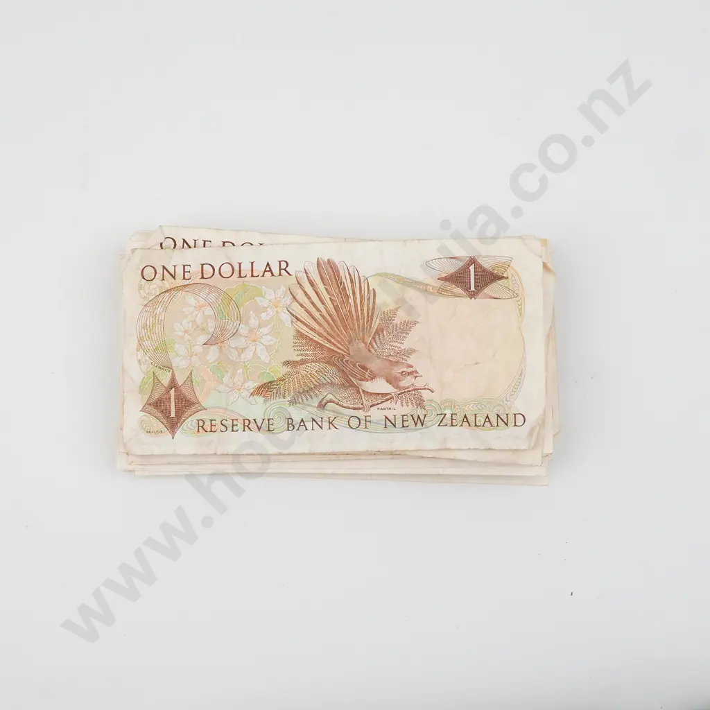 24 New Zealand One Dollar Hardie Banknotes - Circulated  Image 1++