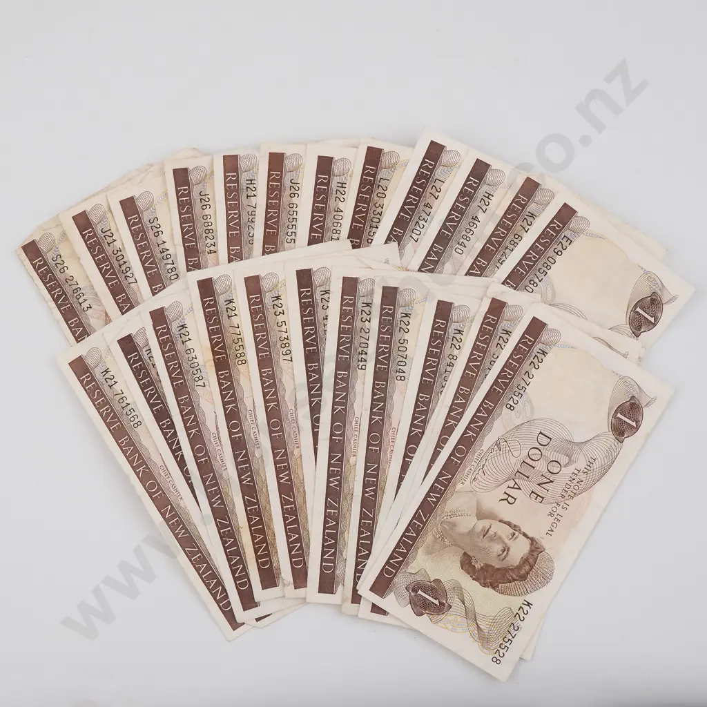 24 New Zealand One Dollar Hardie Banknotes - Circulated  Image 1++