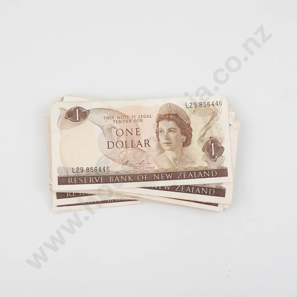 23 New Zealand One Dollar Hardie Banknotes - Circulated  Image 1++