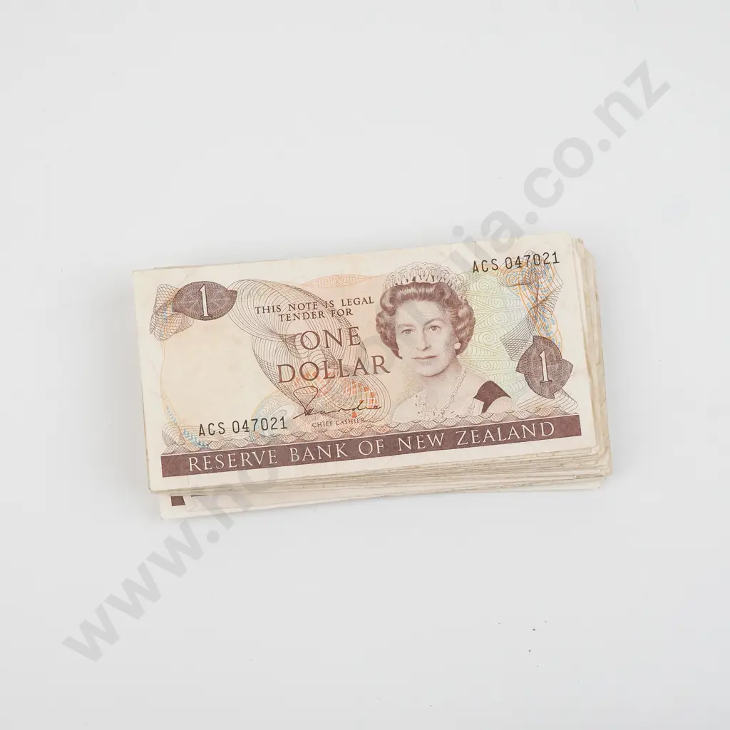 37 New Zealand One Dollar Hardie Banknotes - Circulated  Image 1++