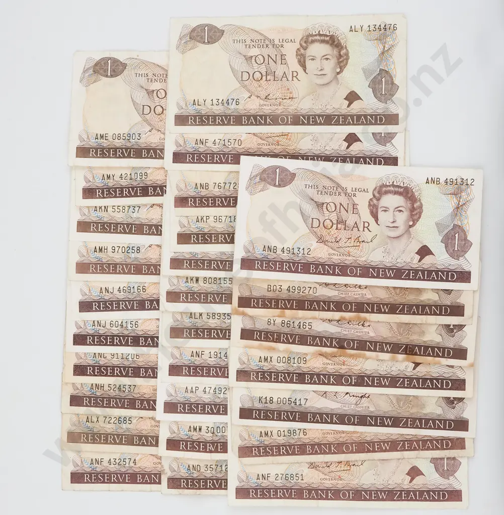 28 New Zealand One Dollar Banknotes - Various Signatures - Circulated  Image 1++