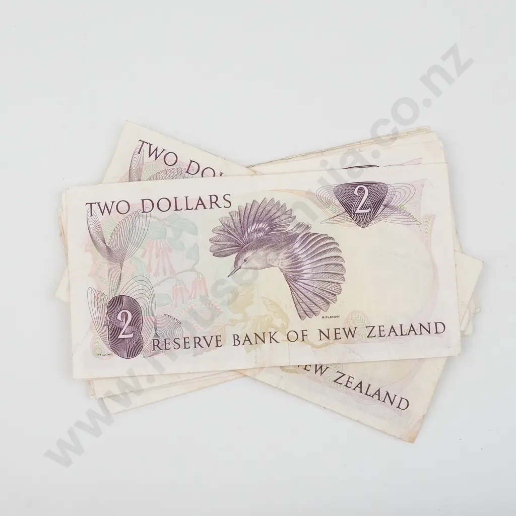 11 New Zealand Two Dollar Hardie Banknotes - Circulated  Image 1++