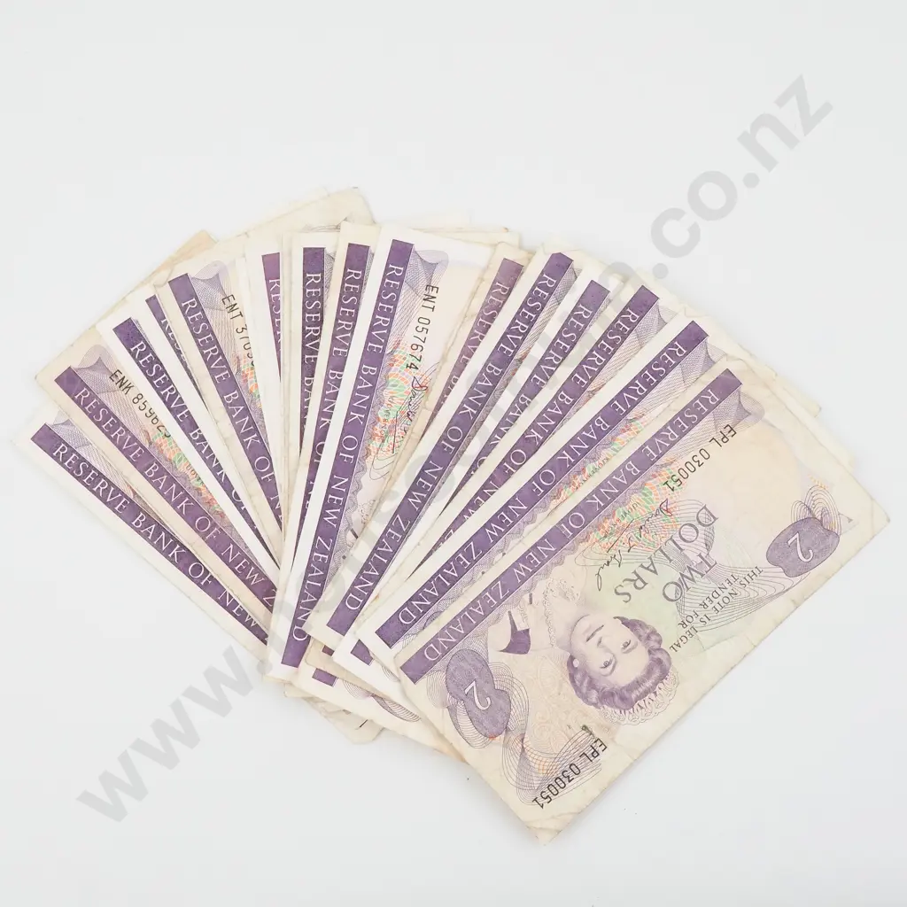 22 New Zealand Two Dollar Banknotes - Circulated  Image 1++