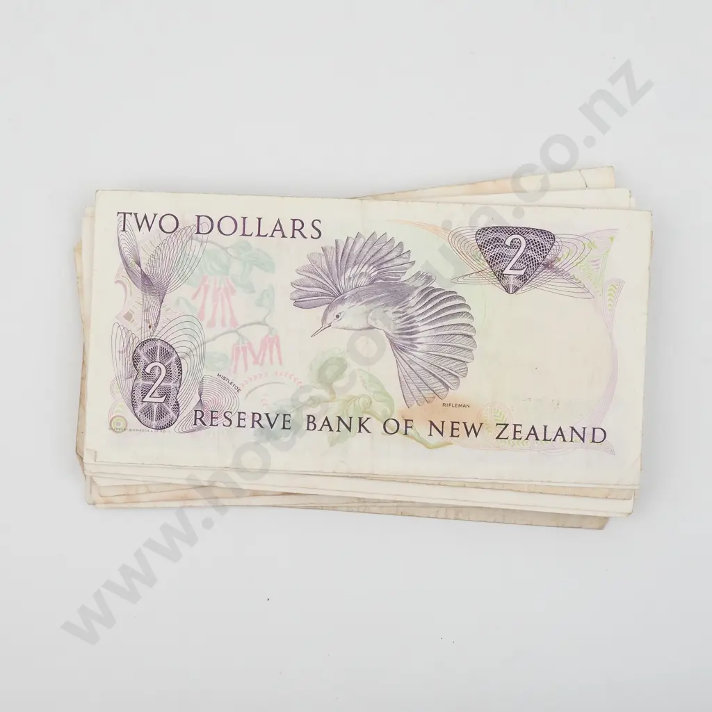 22 New Zealand Two Dollar Banknotes - Circulated  Image 1++