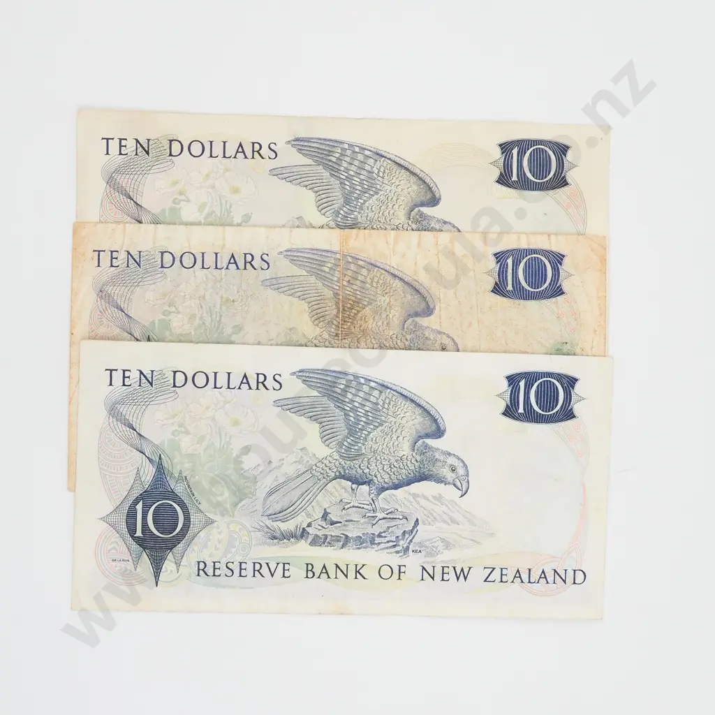 Three New Zealand Ten Dollar Wilks Banknotes - Circulated  Image 1++