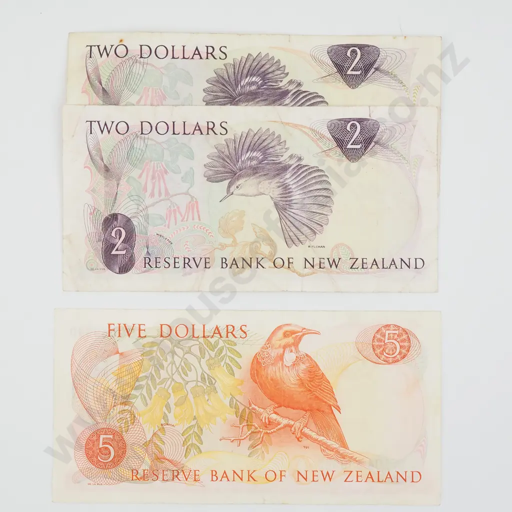 Three New Zealand Knight Banknotes - Circulated  Image 1++