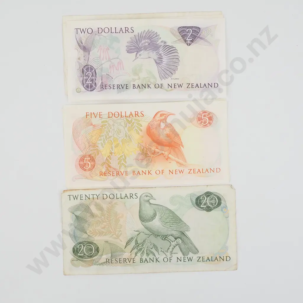 Assorted New Zealand Banknotes - Three $2 / Two $5 / One $20 Wilks  Image 1++