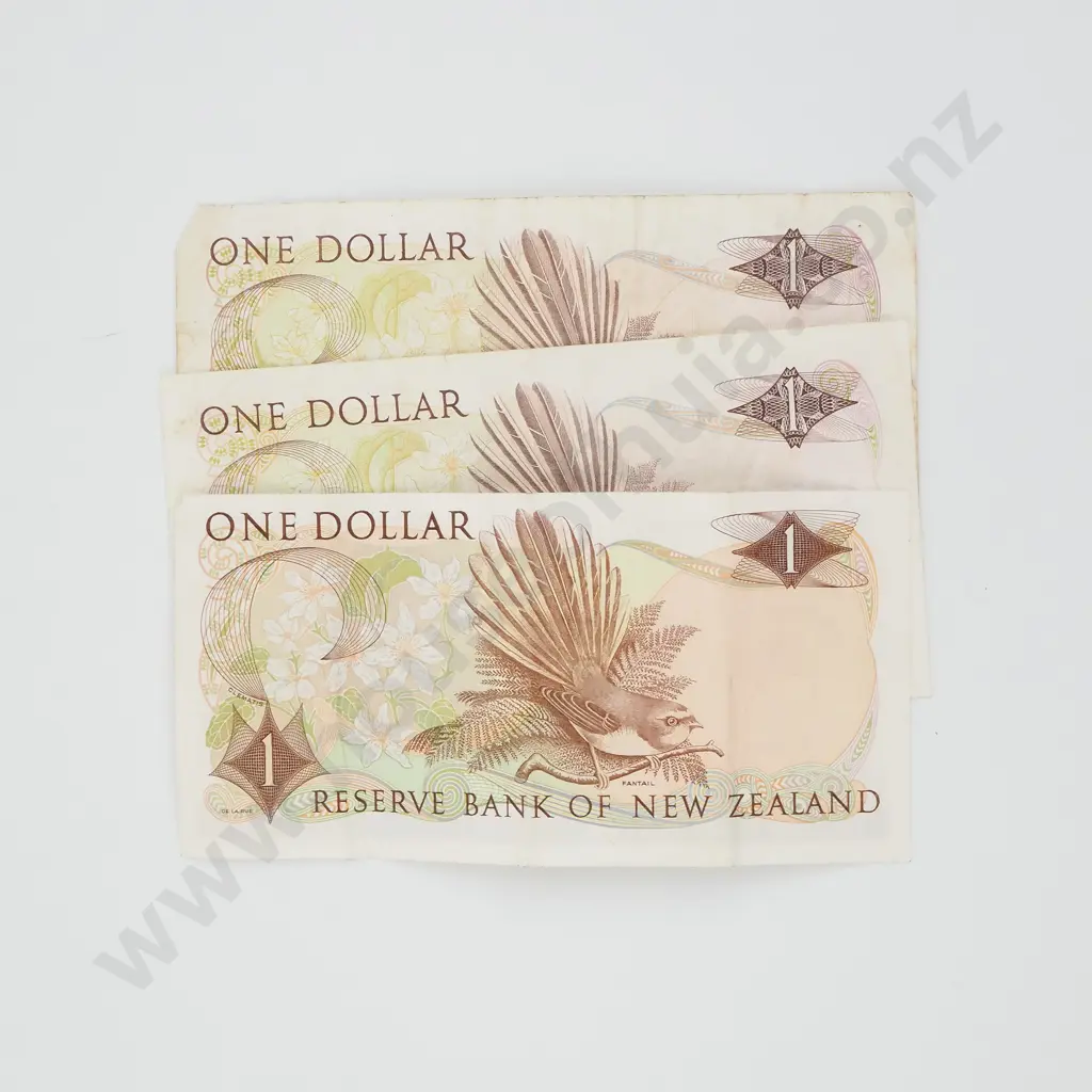 Three New Zealand Hardie One Dollar Star Banknotes  Image 1++