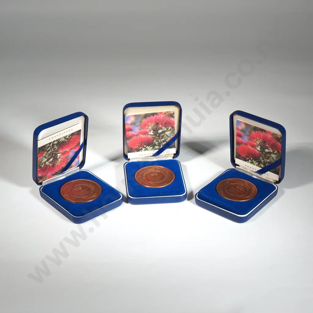 Three 1990 Commonwealth Games Commemorative Tokens  Image 1++