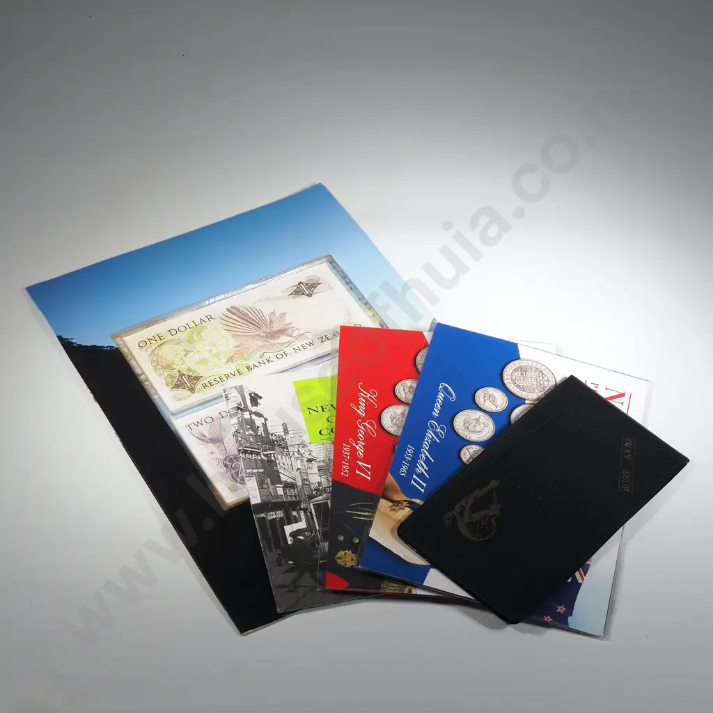 5 X PRIVATELY ISSUED NZ COIN + NOTE SETS. Image 1++