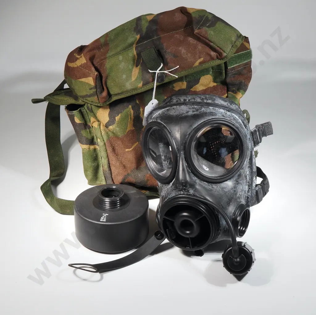 1997 AVON UK Tactical Gas Mask w Filter & Drink Attachments in NZ Military Gasmask Bag  Image 1++