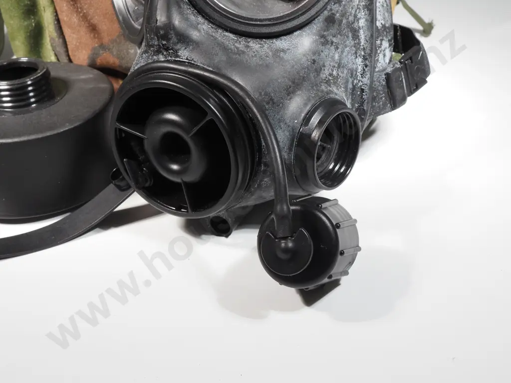 1997 AVON UK Tactical Gas Mask w Filter & Drink Attachments in NZ Military Gasmask Bag  Image 1++