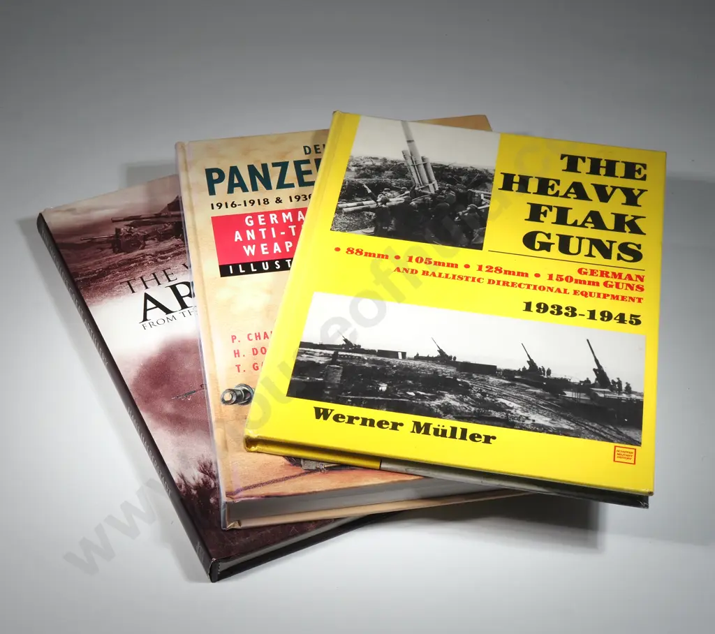 Three Books on Military History  Image 1++