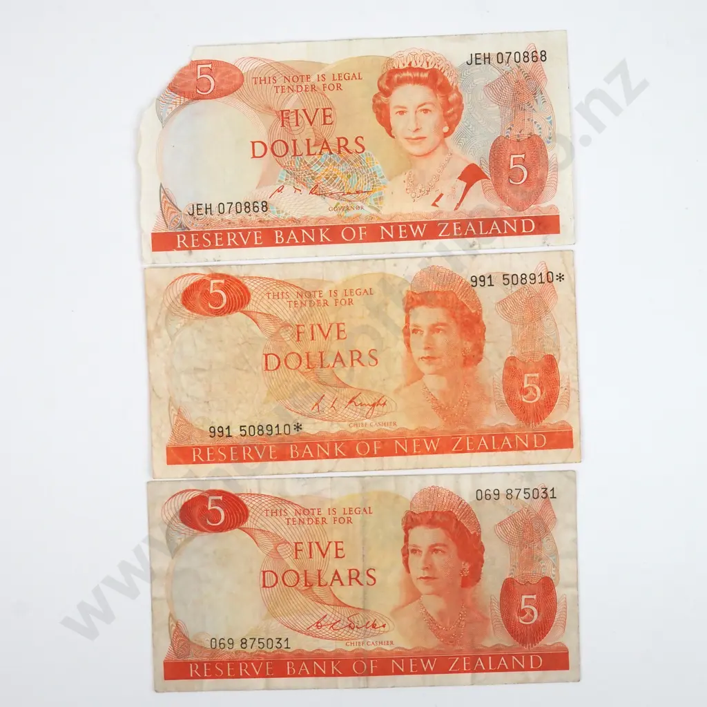 Three New Zealand Five Dollar Banknotes incl Star Note  Image 1++