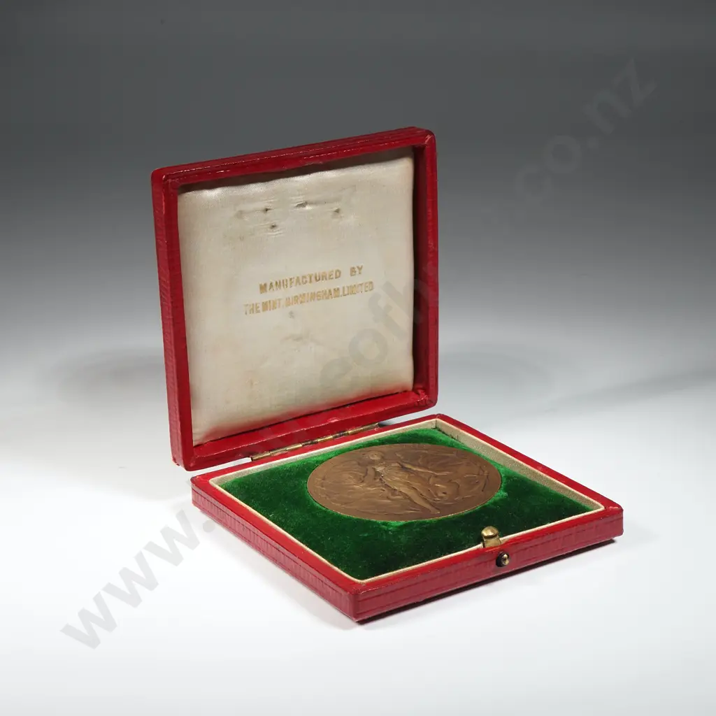 Cased 1914-1919 George V Pax Victoris European War Medal  Image 1++