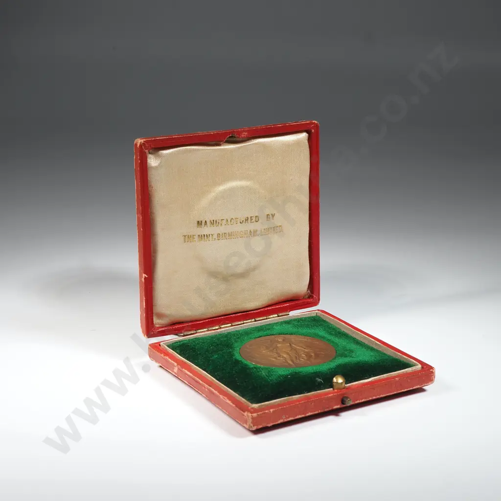 Cased 1914-1919 George V Pax Victoris European War Medal - Small Size Image 1++