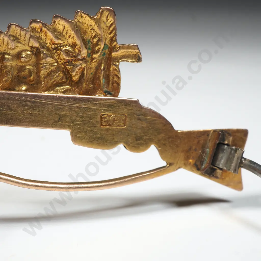 WWI 9ct Gold Rifle Sweetheart Badge NZRB on Fern Leaf. Image 1++