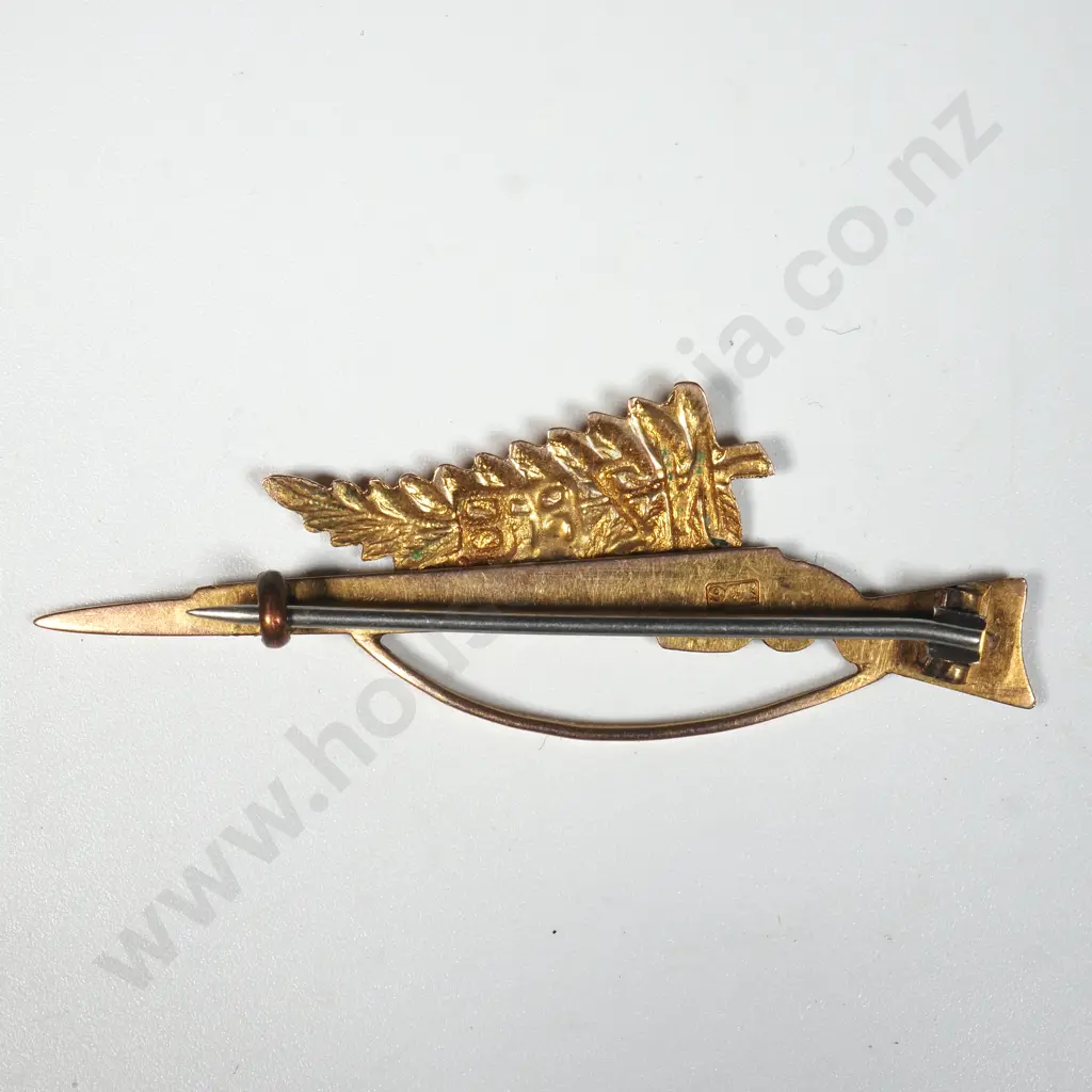 WWI 9ct Gold Rifle Sweetheart Badge NZRB on Fern Leaf. Image 1++