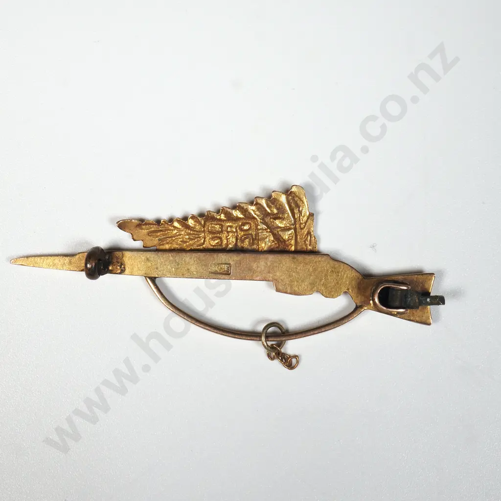 WWI 9ct Gold Rifle Sweetheart Badge NZRB on Fern Leaf. Image 1++