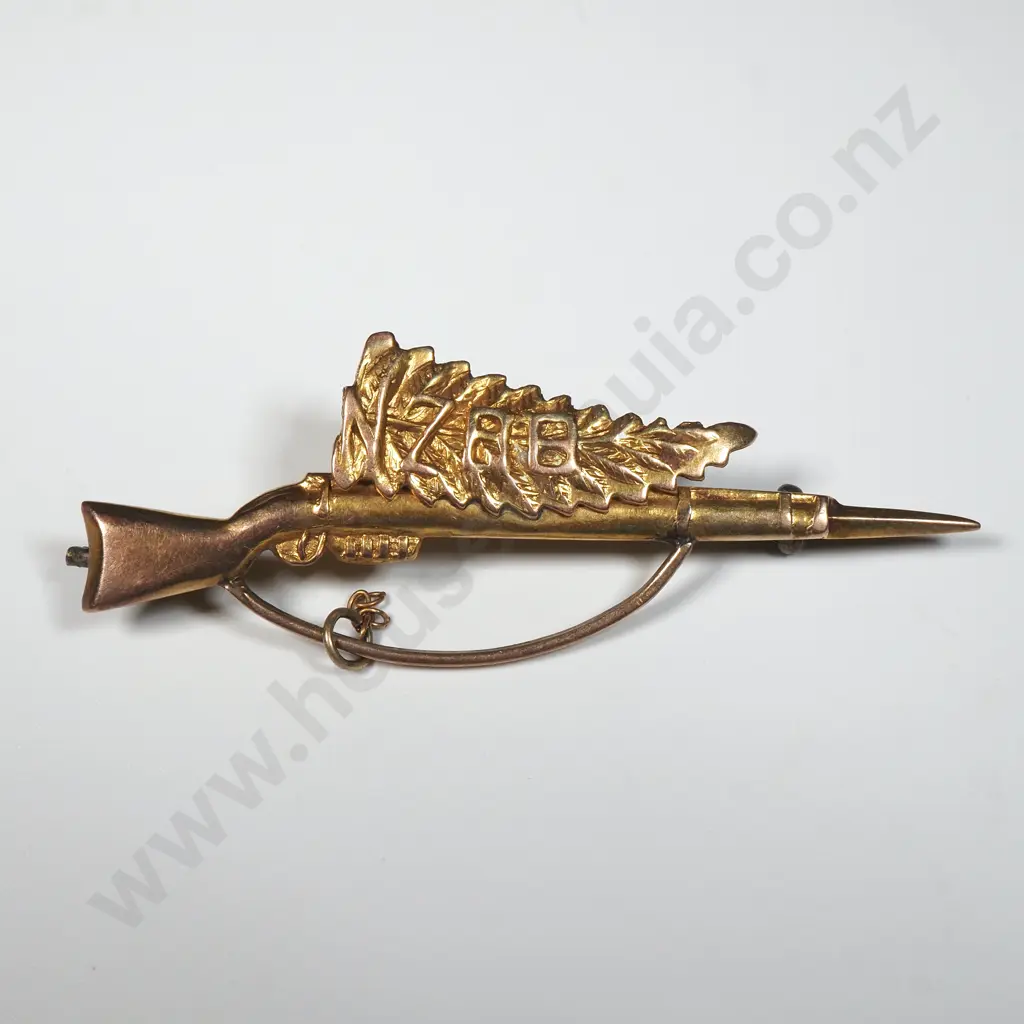WWI 9ct Gold Rifle Sweetheart Badge NZRB on Fern Leaf. Image 1++