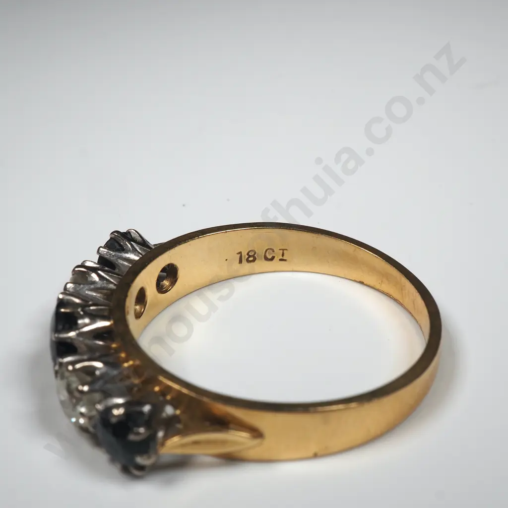 Excellent 18ct Gold Diamond & Sapphire Ring Image 1++