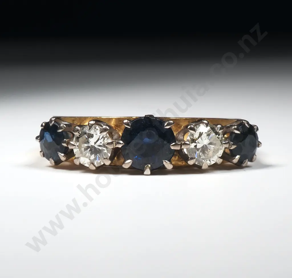 Excellent 18ct Gold Diamond & Sapphire Ring Image 1++