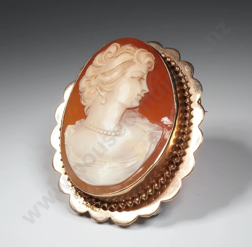 Large 9ct Gold Cameo Brooch Image 1++