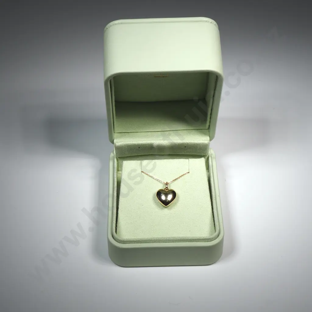10ct Gold Michael Hill Heart Pendant on Chain in Original Box Image 1++