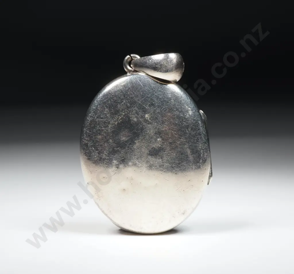 Antique Sterling Silver Oval Locket with Foliate Decoration Image 1++