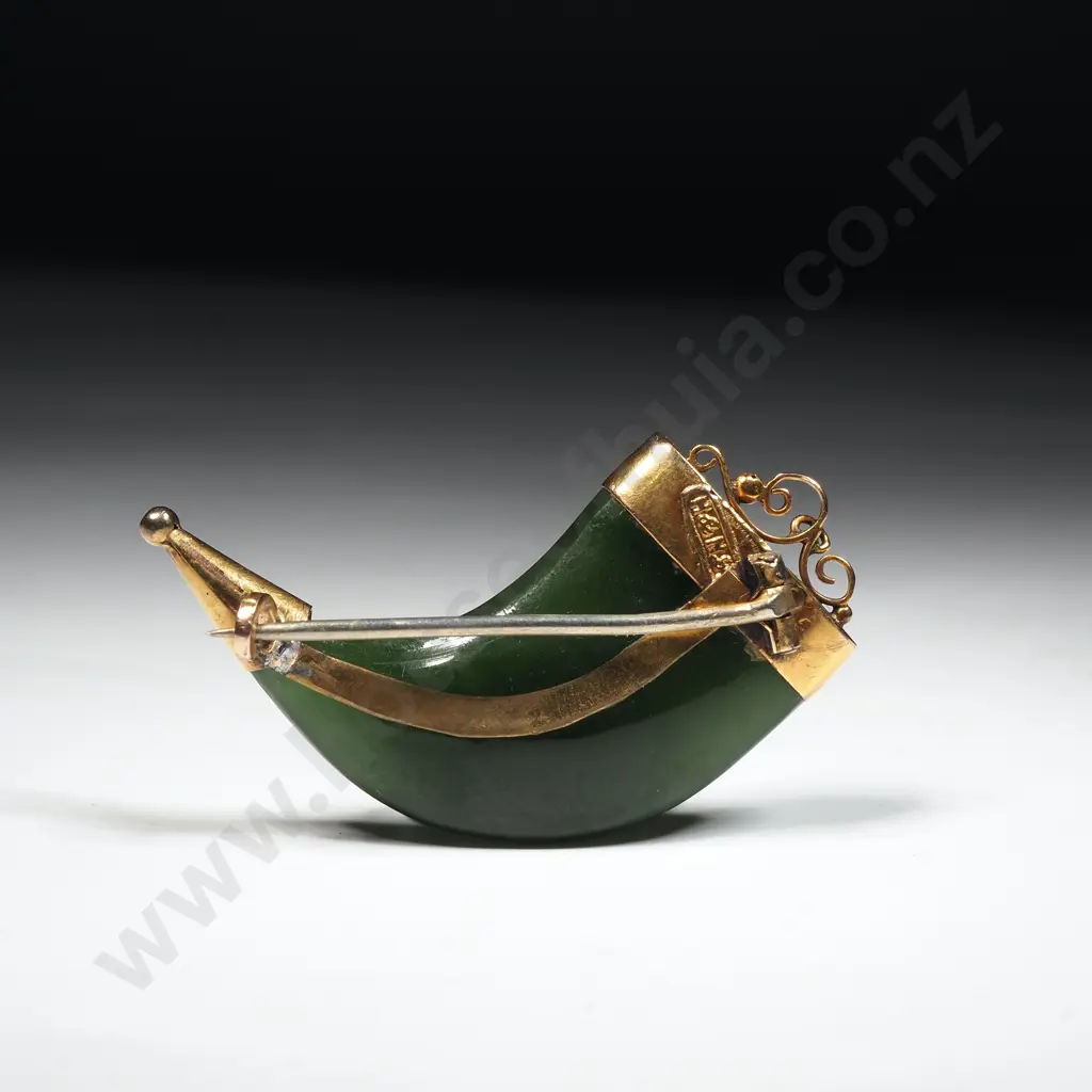 Greenstone & 9ct Gold Lucky Horn of Plenty Brooch in Period Jewellers Box Image 1++
