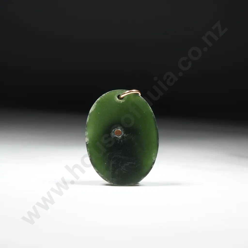9ct Gold Greenstone Pendant w Central Kiwi Image 1++