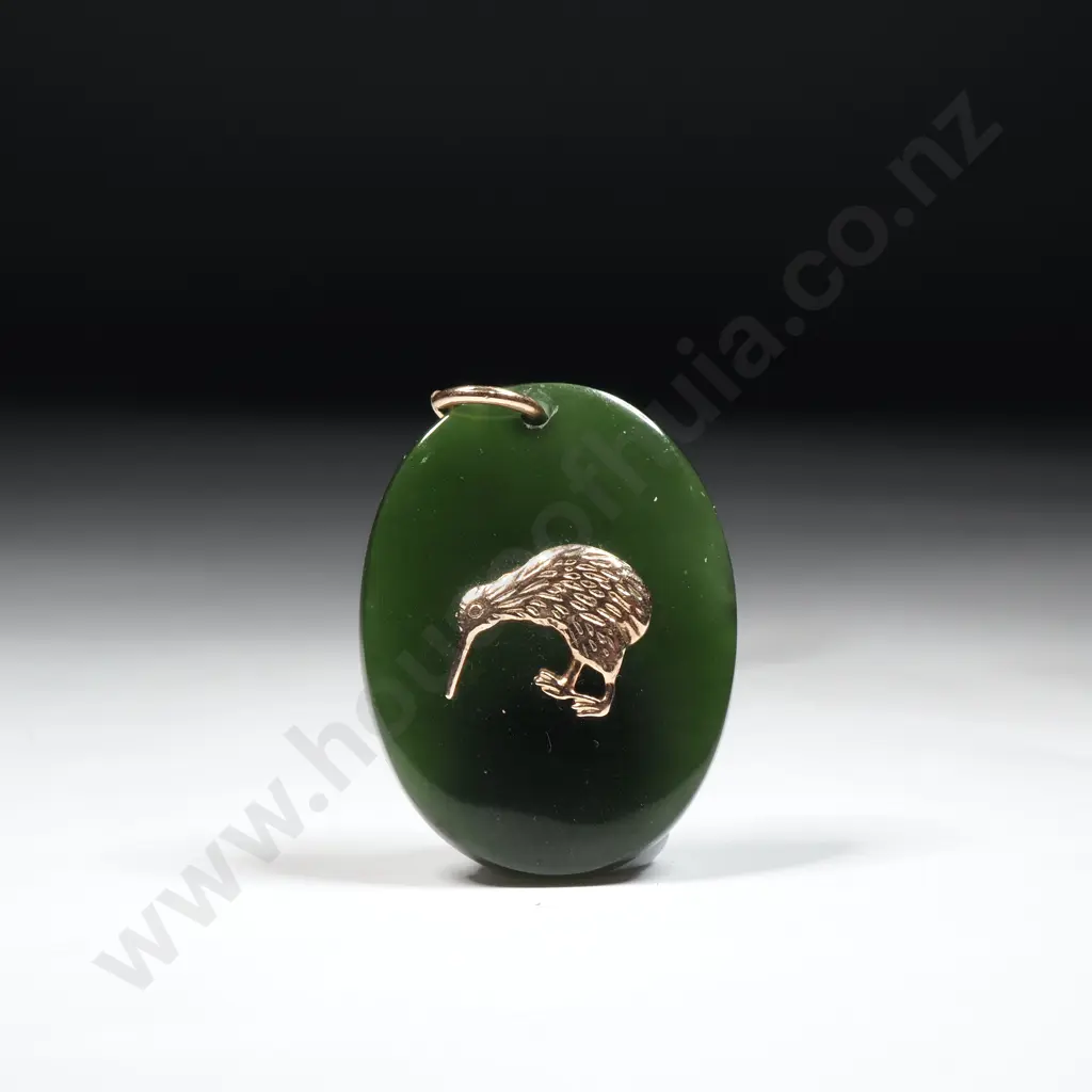 9ct Gold Greenstone Pendant w Central Kiwi Image 1++