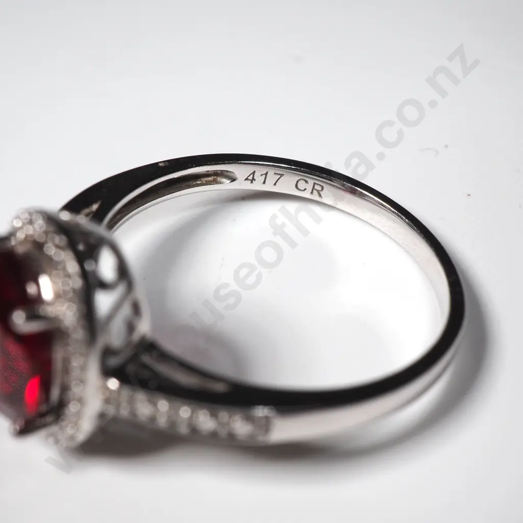 10ct White Gold Ring w Diamonds & Red Gem Image 1++